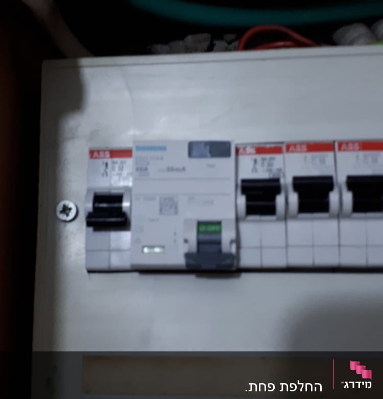 לוח חשמל עם מפסקים ומתגים